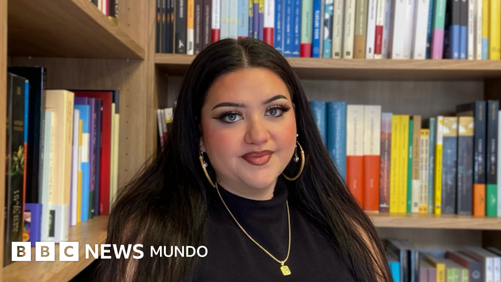 Rosa Ramírez Mazaheri desafía el relato de la migración en su novela 'Material inflamable'