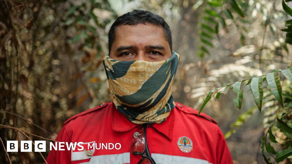 Voluntarios combaten 'bombas de carbono' en los devastadores incendios forestales de Borneo