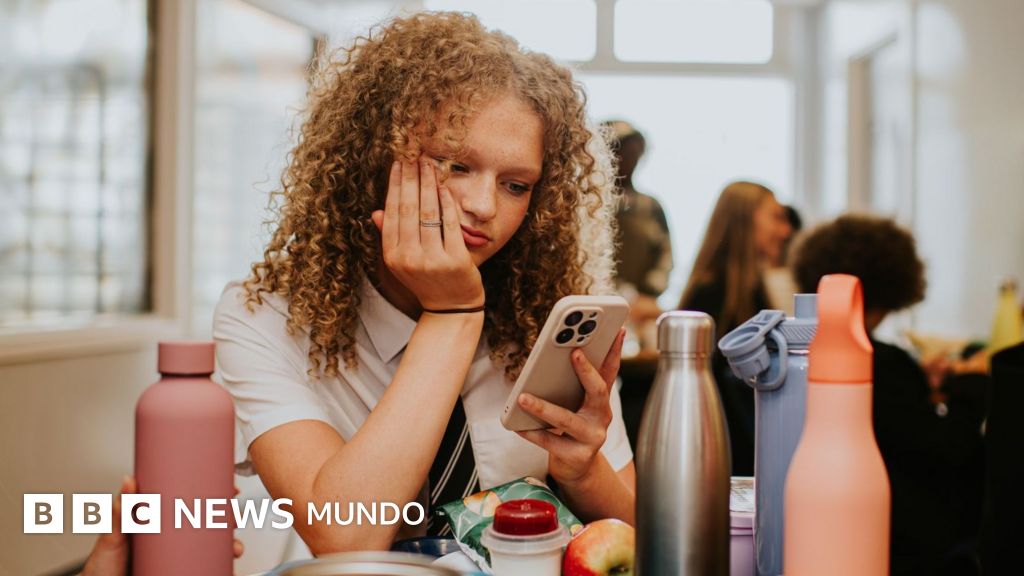 El declive de la palabra hablada: un estudio revela que hablamos menos cada año