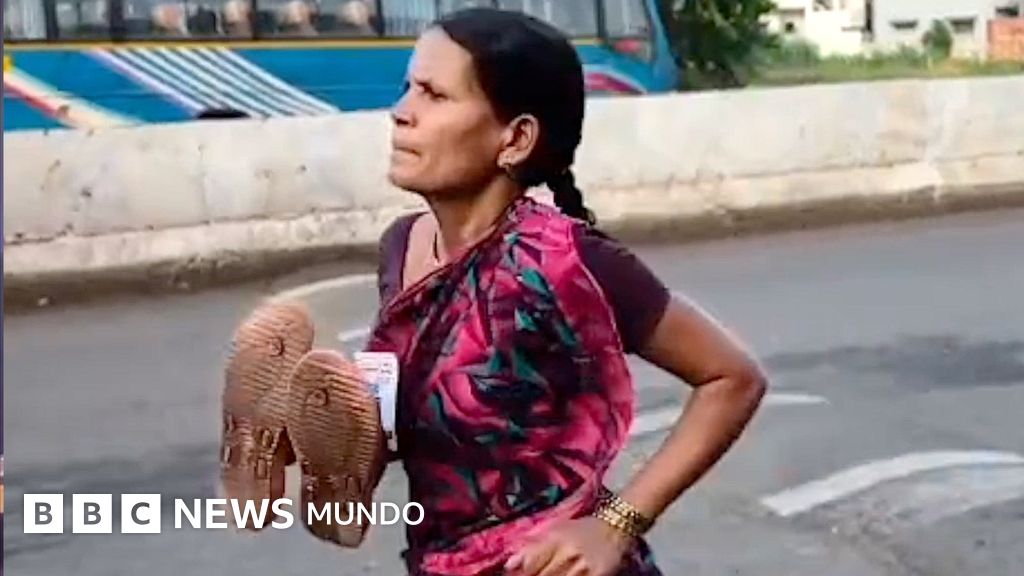 Madre viuda gana carrera descalza en India para costear los útiles escolares de su hija