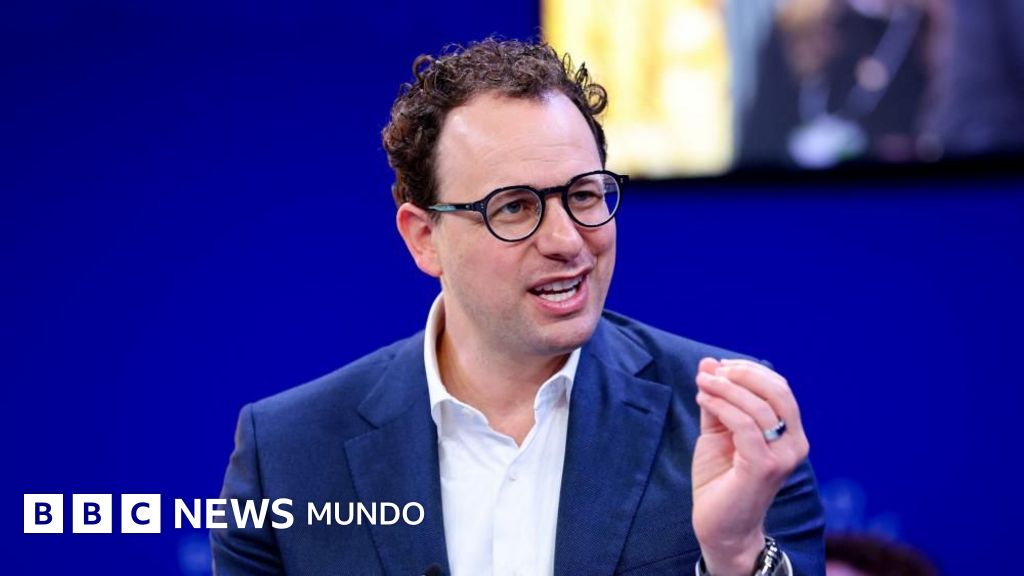 Dario Amodei, director de Anthropic, propone frenar el desarrollo de la IA ante riesgos existenciales