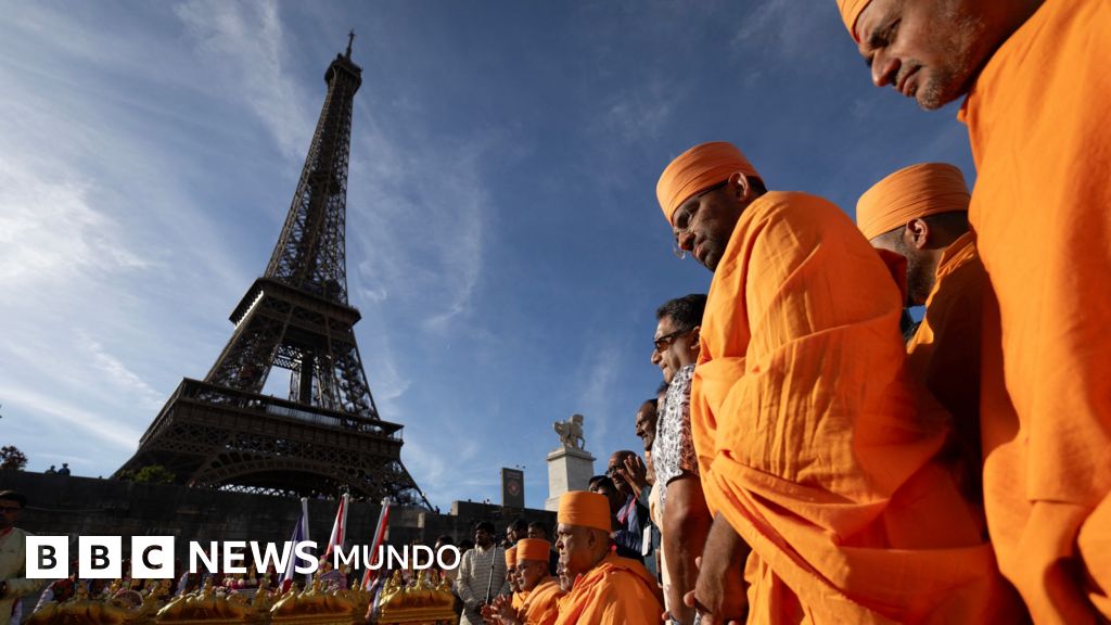 Investigan discriminación de género en la Torre Eiffel tras visita de grupo religioso