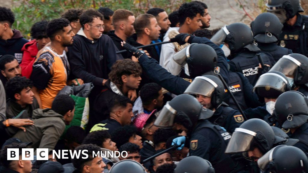Tensión y desborde en Ceuta: miles de migrantes regresan a playas tras fallido desalojo