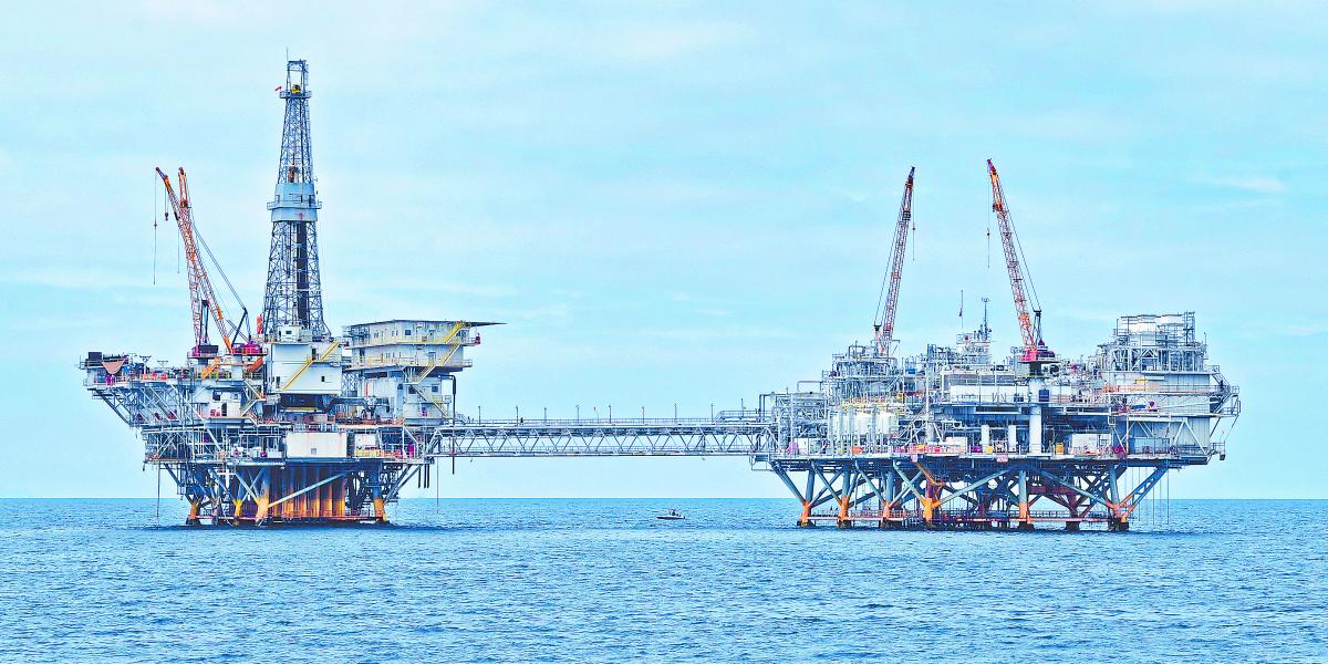 Mercados petroleros operan con cautela ante la escalada de tensiones en el estrecho de Ormuz