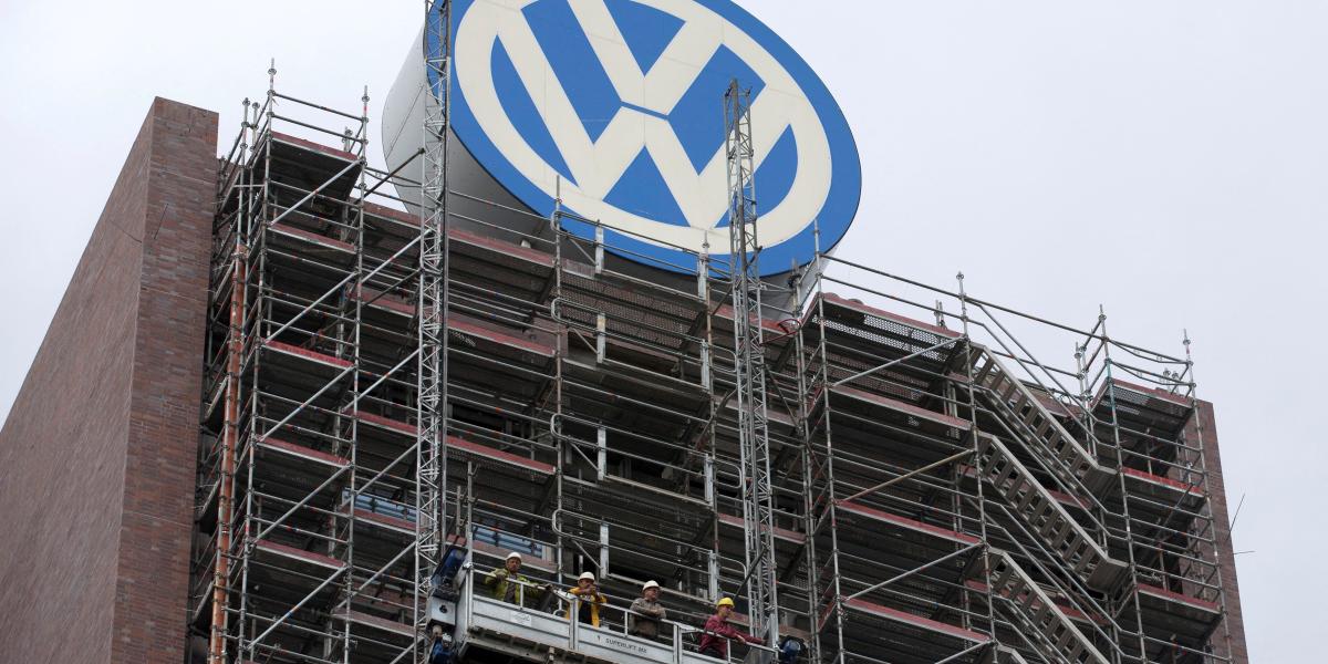 Volkswagen alista reestructuración masiva: prevén recorte de hasta 50,000 empleos