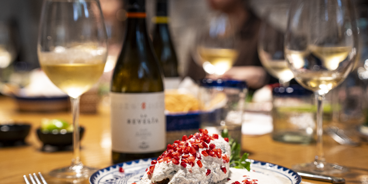 Maridaje de altura: Cómo elegir el vino ideal para los chiles en nogada
