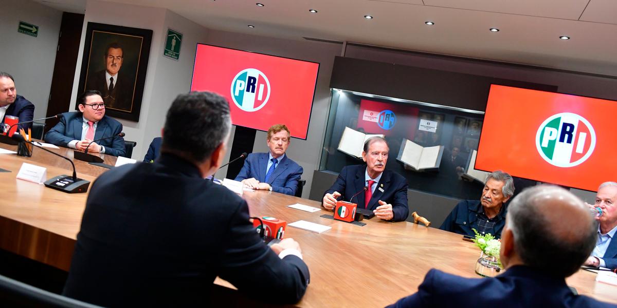 Vicente Fox sostiene encuentro con Alejandro Moreno en la sede nacional del PRI