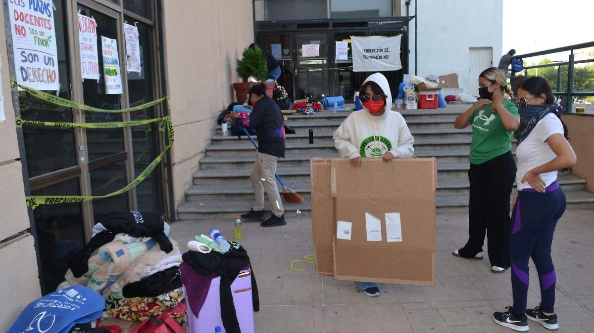 Maestras levantan bloqueo en el centro de Chihuahua tras buscar diálogo por plazas docentes