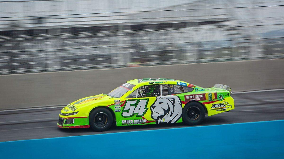 Omar Jurado se prepara para la histórica carrera nocturna de NASCAR en Monterrey
