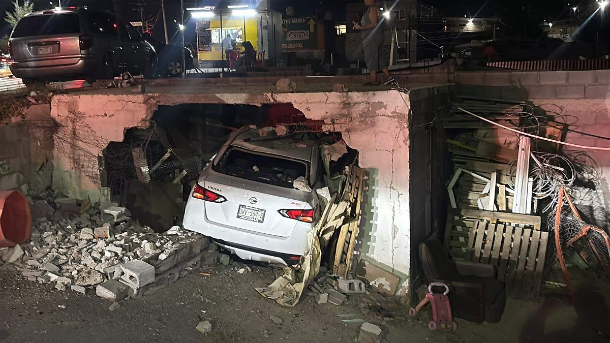 Conductora protagoniza aparatoso choque contra bodega en la avenida Pacheco