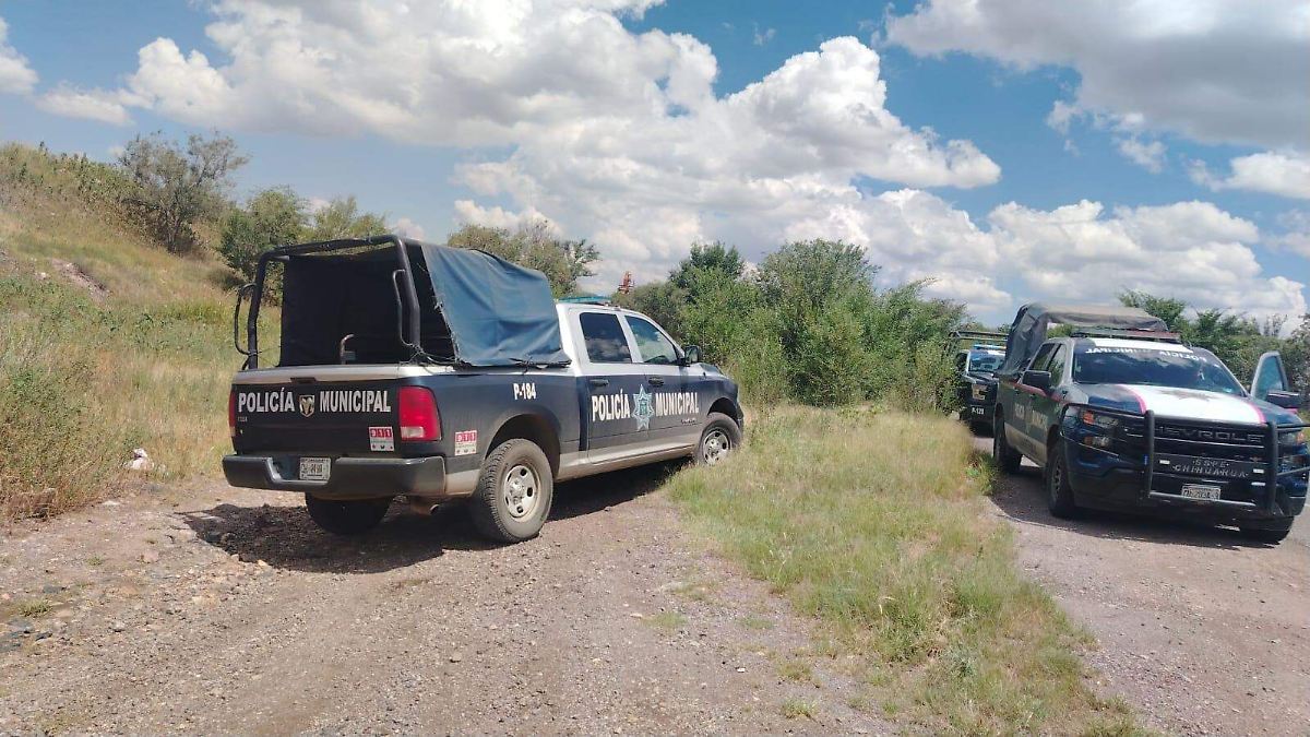 Hallan cuerpo con mensaje amenazante en la carretera Cuauhtémoc-La Junta