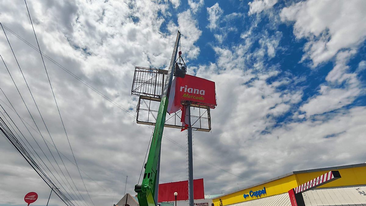 Desmantelan anuncios de Soriana Plaza La Sierra tras el cierre de la sucursal en Chihuahua