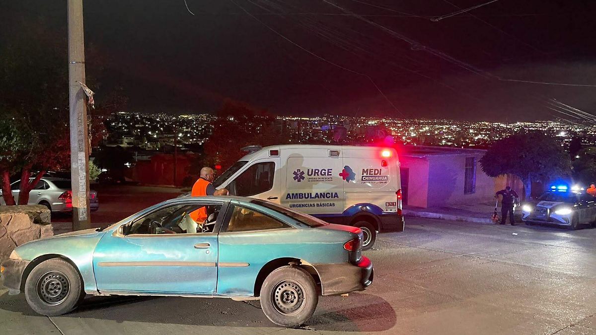 Conductor impacta su vehículo contra muro de contención en la colonia Independencia
