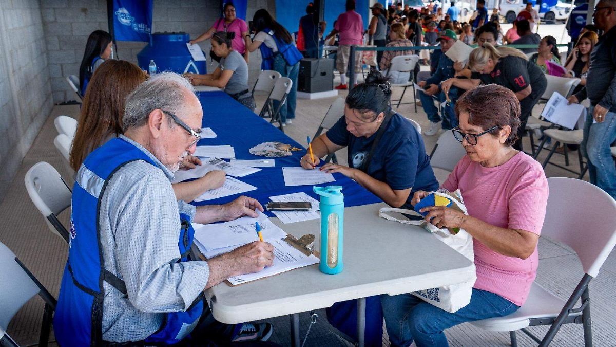 Refuerzan abasto de agua en Los Kilómetros con entrega de 200 tinacos