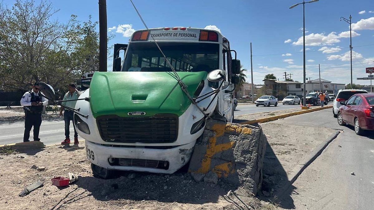 Accidente vial en el bulevar Norzagaray: camión de transporte de personal impacta contra muros de contención
