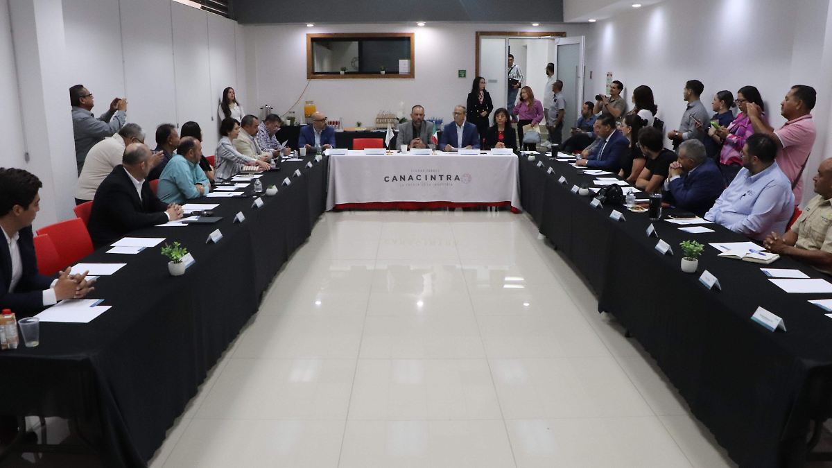 Municipio detalla inversión de 300 mdp en semaforización ante industriales de Canacintra
