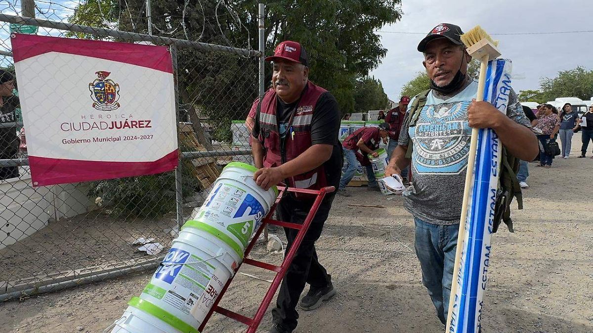 Impulsan bienestar en Ciudad Juárez: entregan impermeabilizante a 200 familias