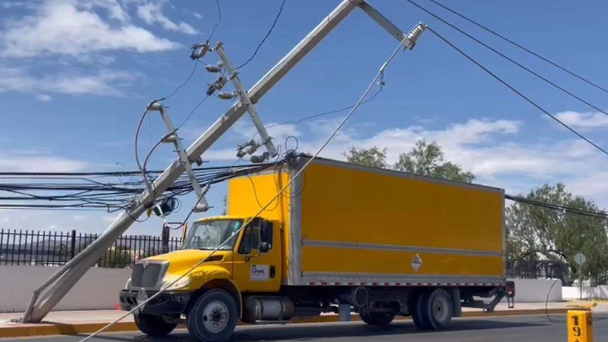 Caos vial en Ciudad Juárez: convoy de carga derriba nueve postes en la avenida Antonio J. Bermúdez