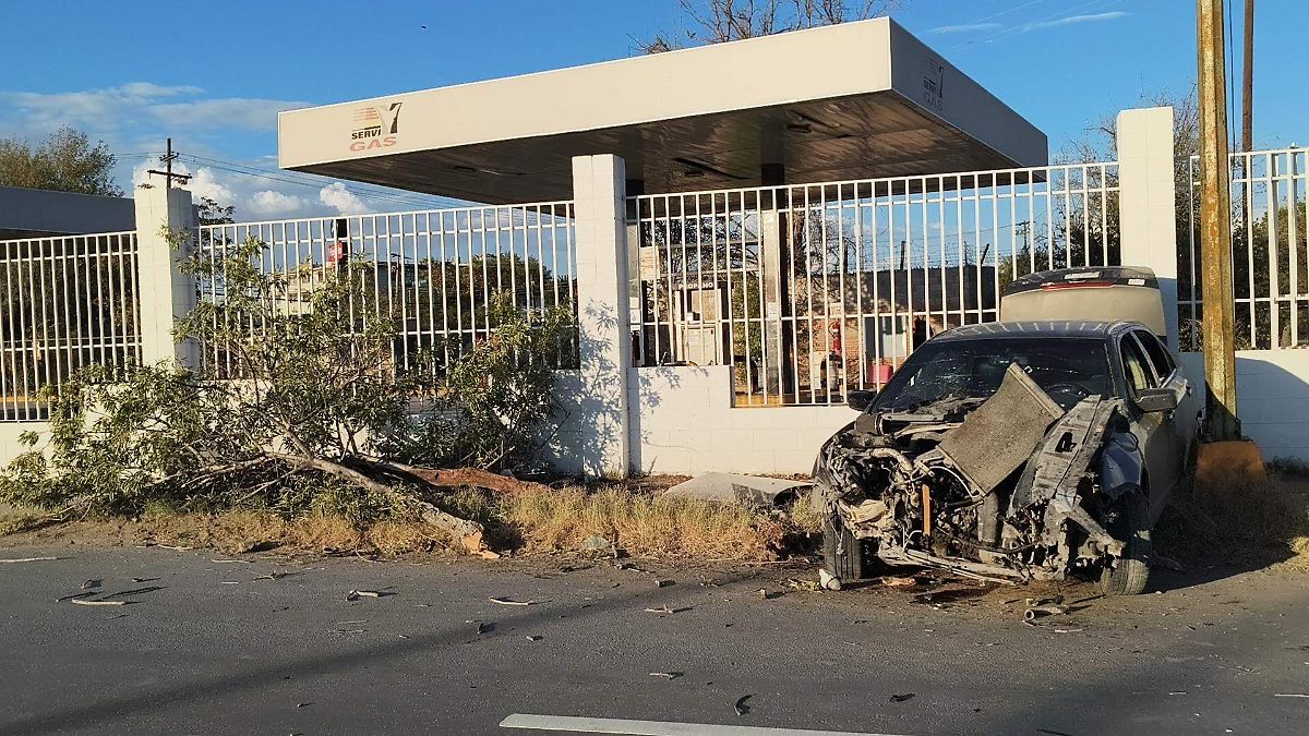 Aparatoso choque contra barda de gasera en avenida Lerdo termina en detención