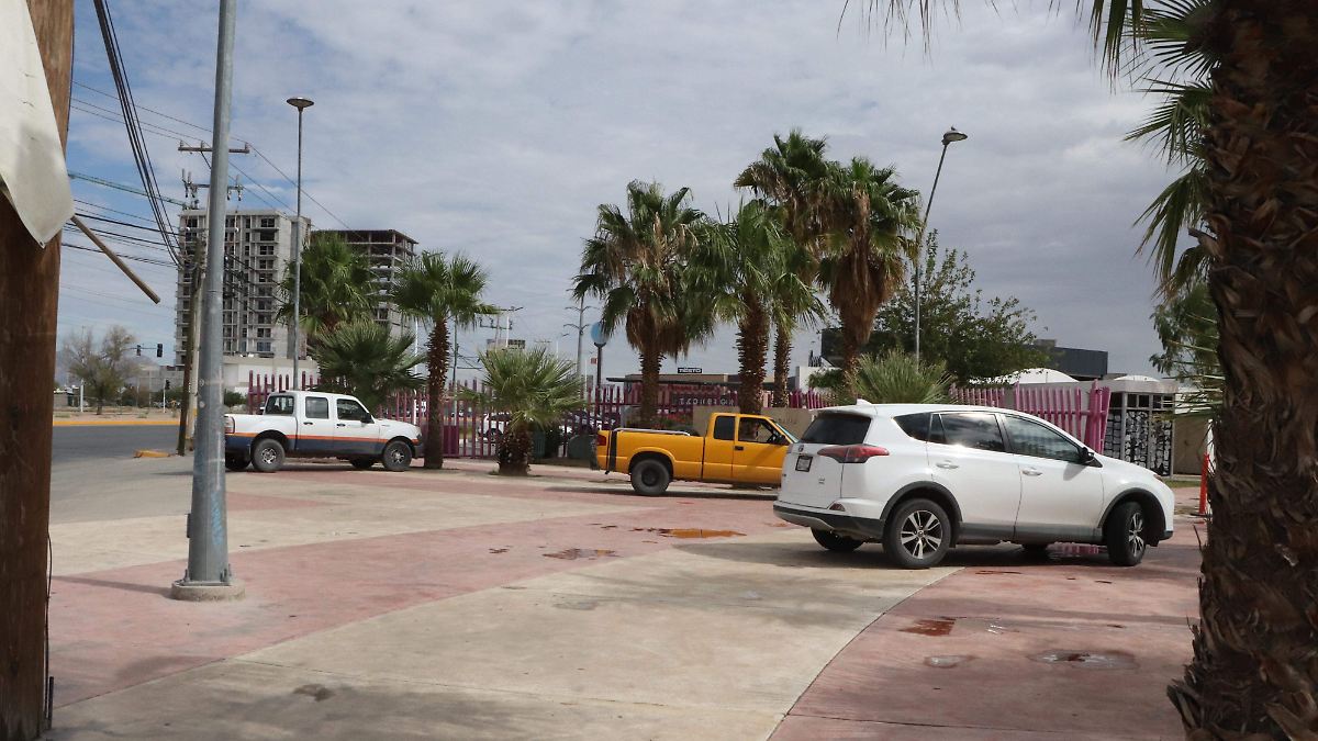 Retiran vehículos en venta del Memorial del Campo Algodonero en Ciudad Juárez