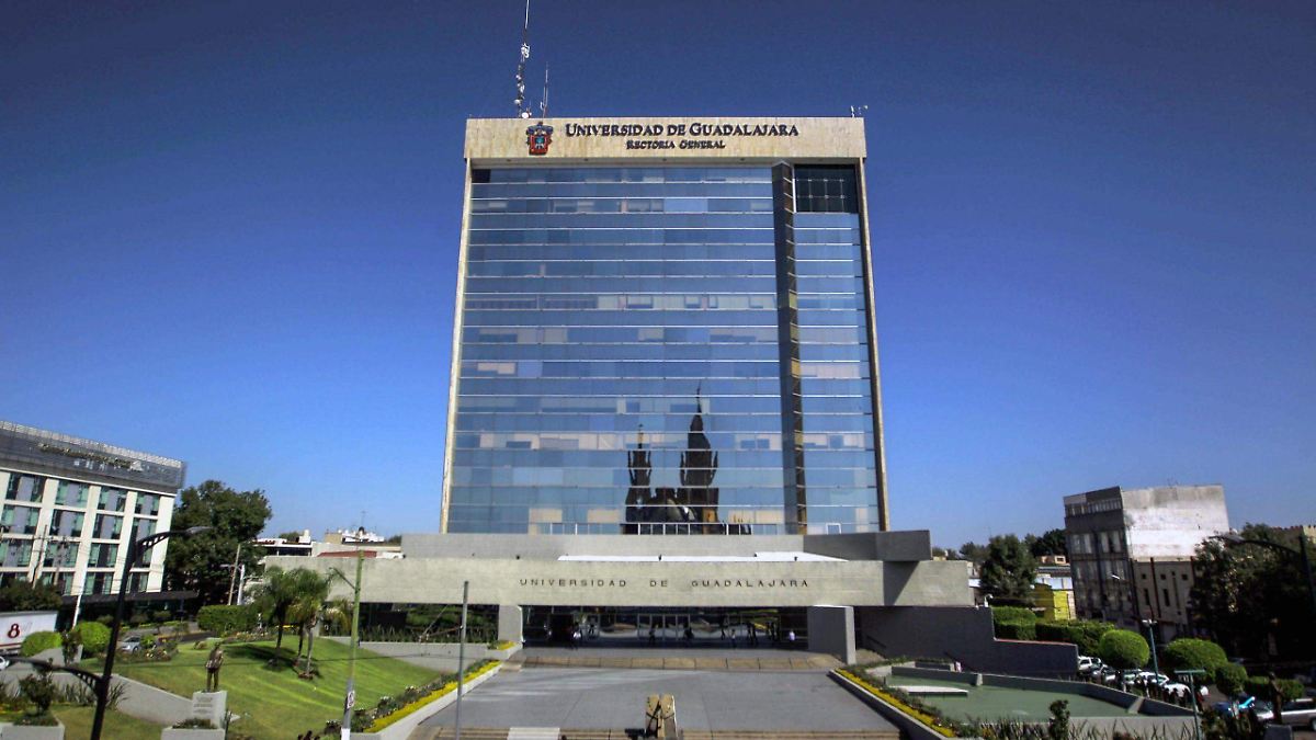 Impulsa la Universidad de Guadalajara la sostenibilidad: 100 planteles ya operan con energías limpias