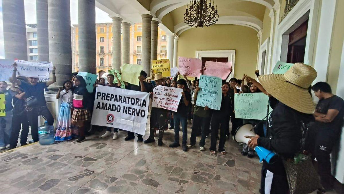 Estudiantes indígenas de Tepic protestan en Palacio de Gobierno por falta de clave escolar