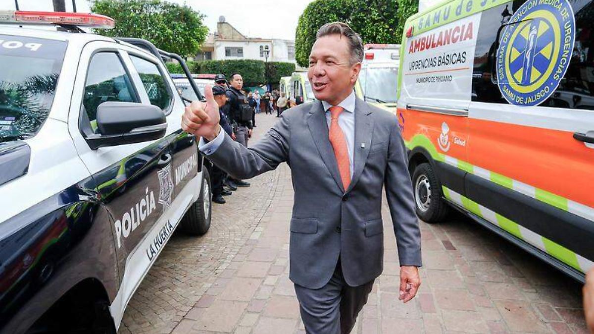 Refuerzan seguridad y salud en 13 municipios de Jalisco con entrega de patrullas y ambulancias