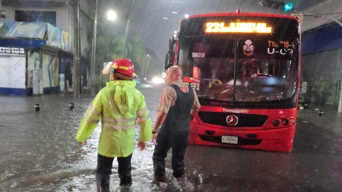 Rescatan a 25 pasajeros de autobús atrapado por inundaciones en Guadalajara