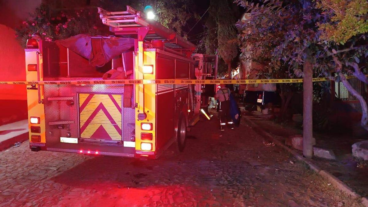 Localizan sin vida a una mujer y a su sobrino en un departamento de Tonalá