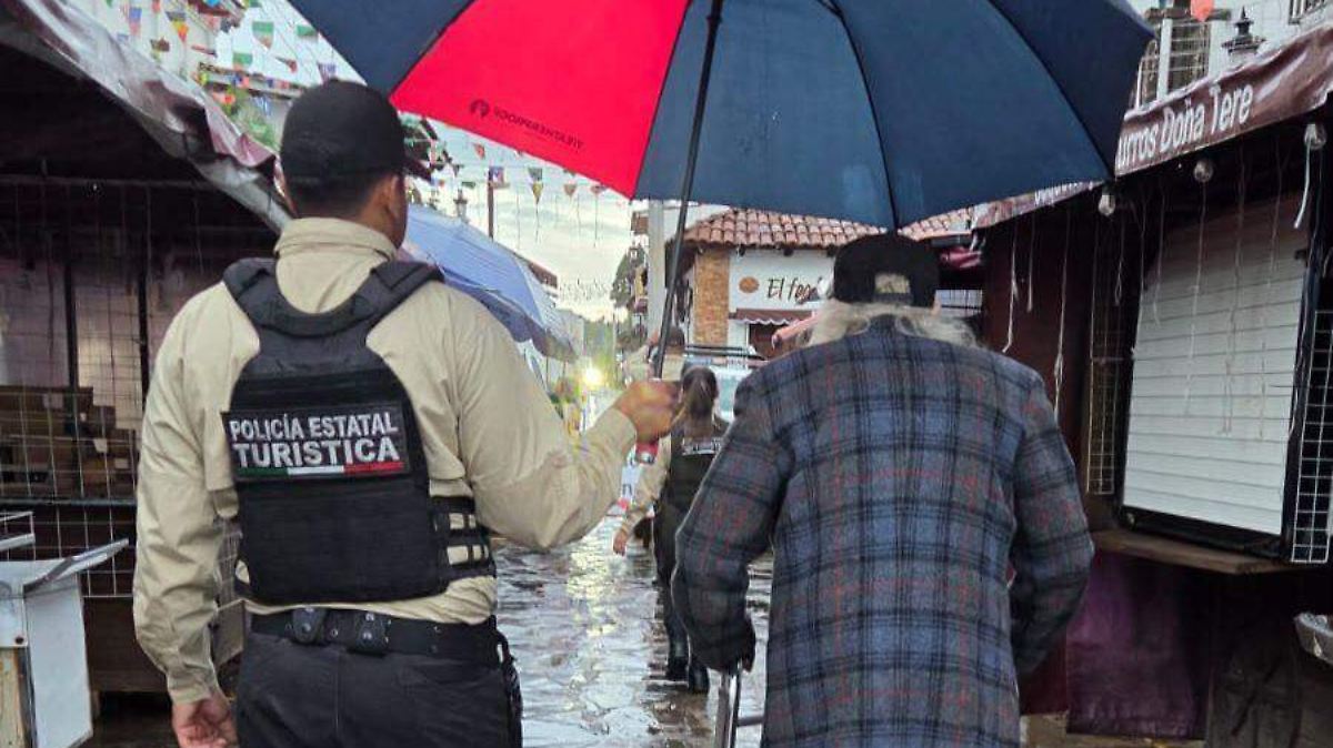 Policías estatales brindan auxilio a adulto mayor extranjero en Mazamitla