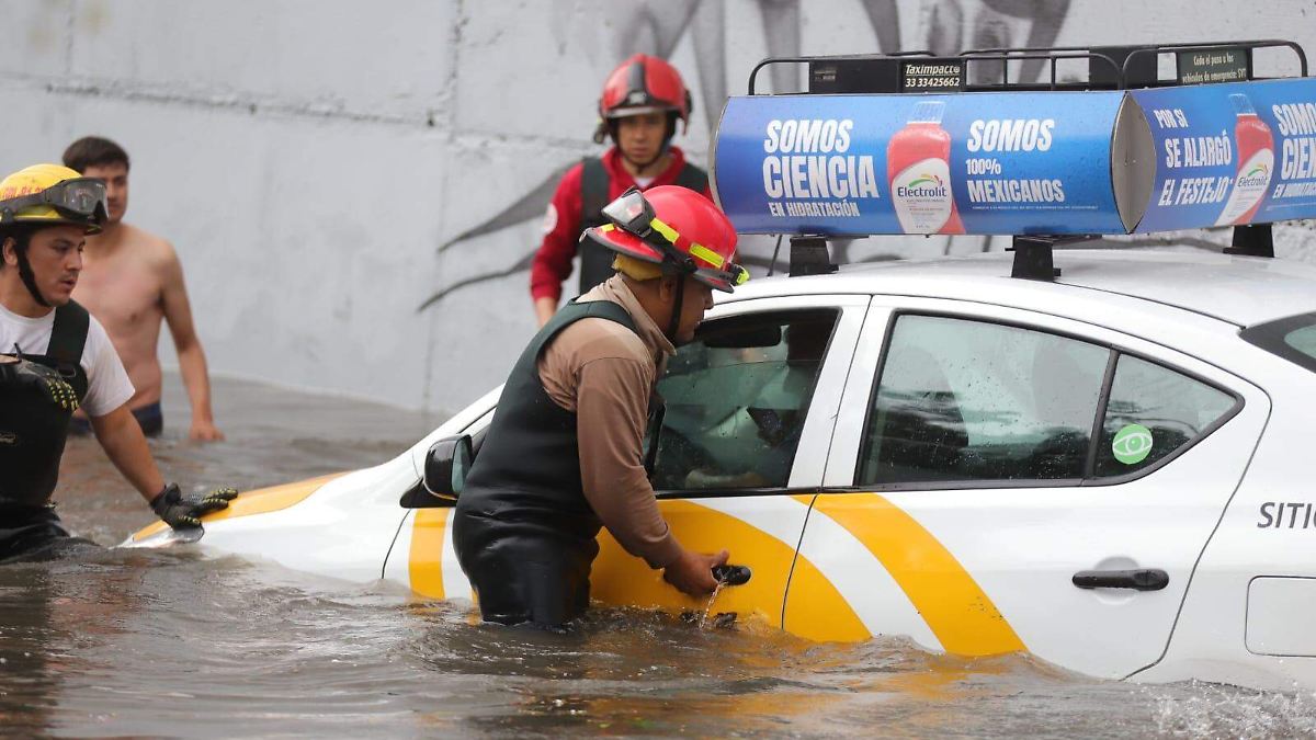 Tormenta en Guadalajara provoca inundaciones de hasta dos metros y rescate de taxista