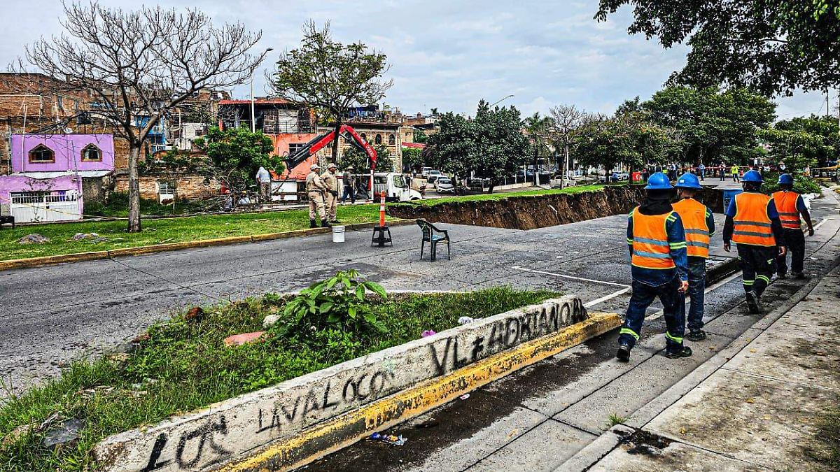 Socavón de grandes dimensiones paraliza la avenida Malecón en Tonalá tras intensas lluvias