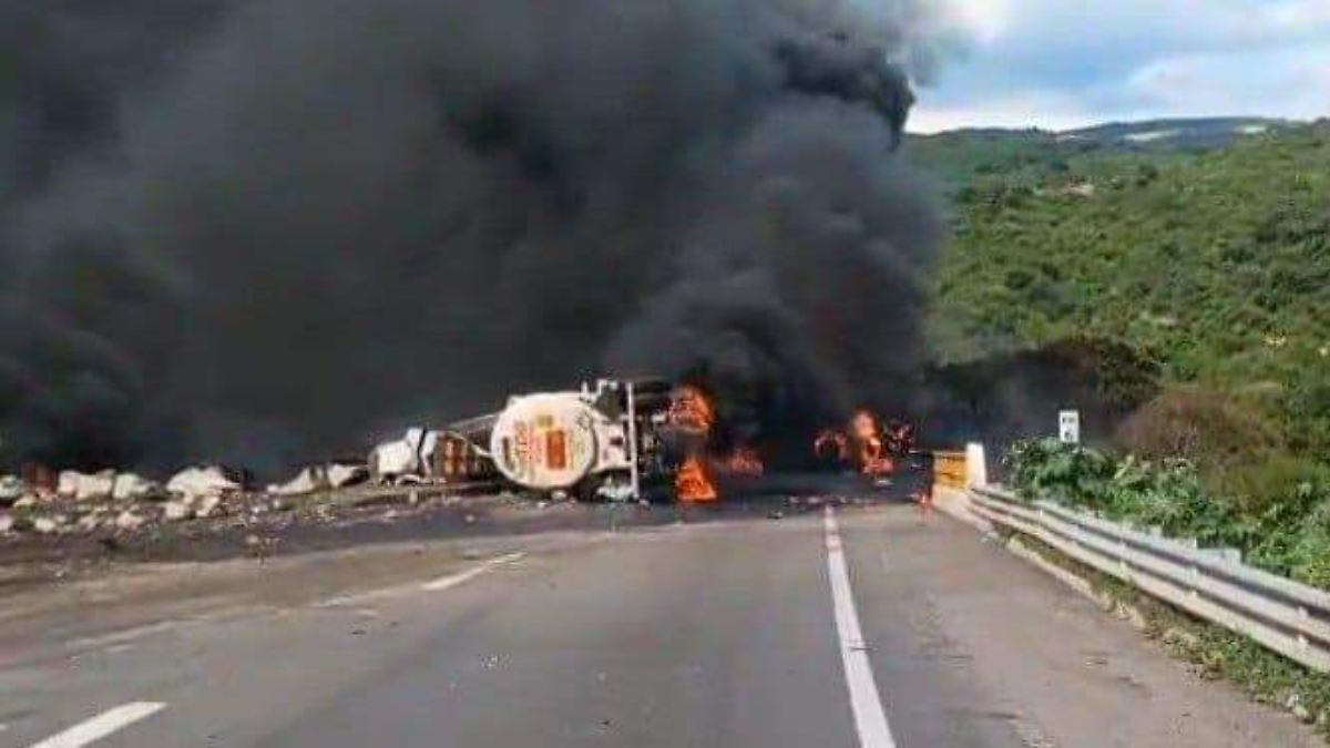 Volcadura e incendio de pipa paralizan la autopista Guadalajara-Colima en Sayula