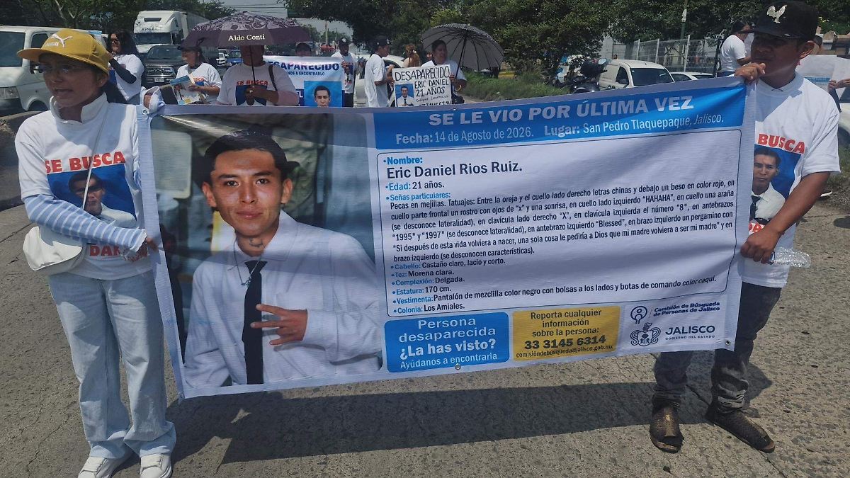 Familiares bloquean carretera en Tlaquepaque para exigir la localización de un joven desaparecido