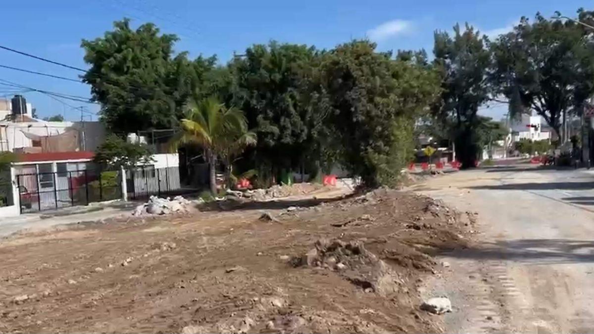 Siete días sin reparaciones: persiste el socavón en Enrique Díaz de León