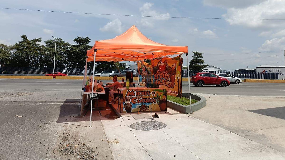 Denuncian venta irregular de bebidas alcohólicas en banqueta de López Mateos