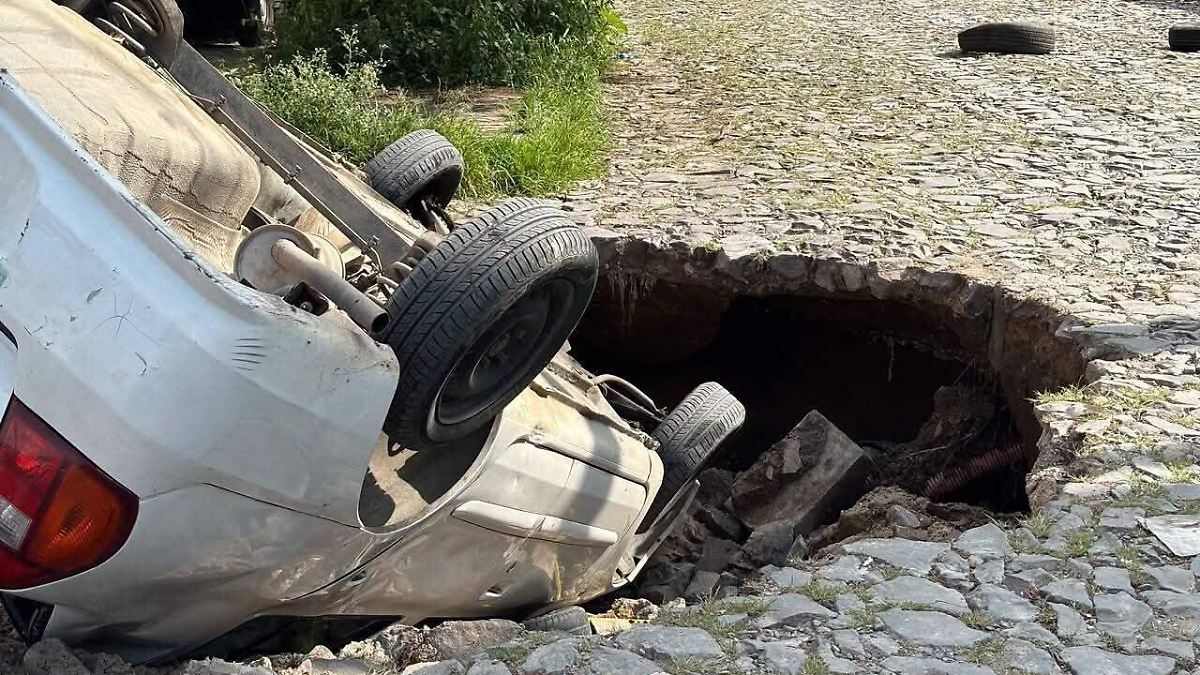 Socavón en Tonalá traga vehículo; autoridades reportan saldo blanco