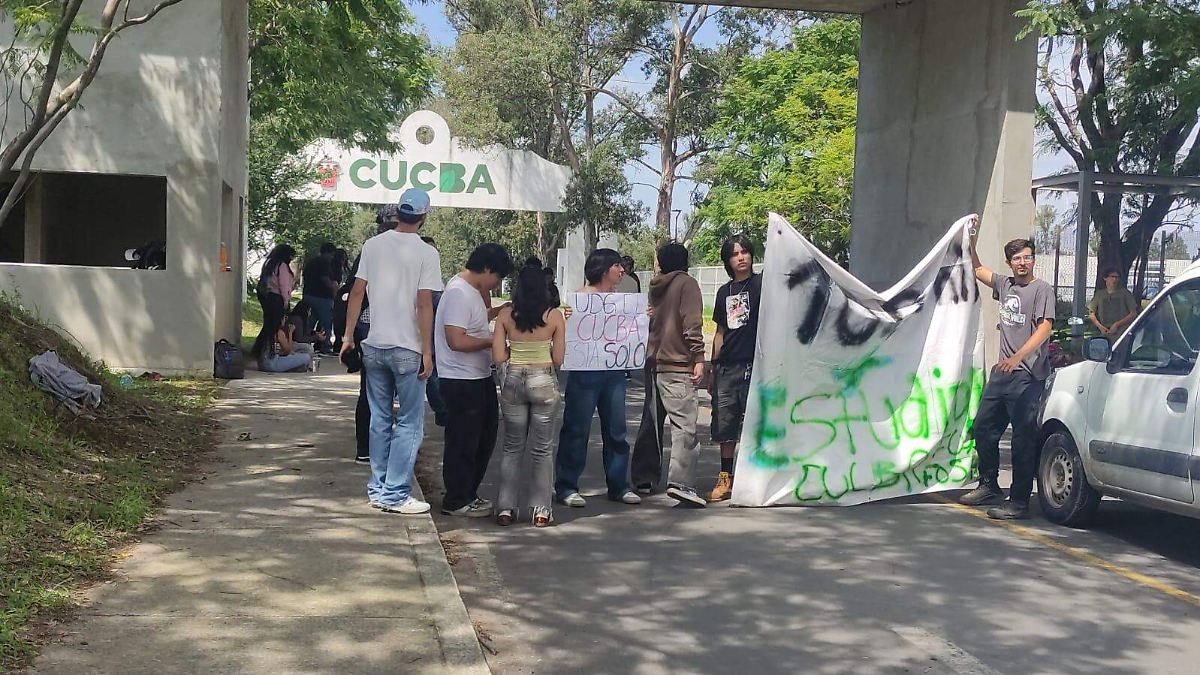 Estudiantes del CUCBA exigen seguridad tras asesinato de alumno de medicina