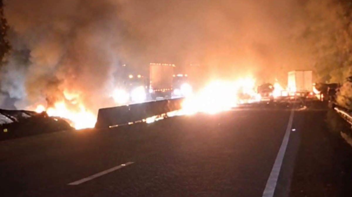 Accidente múltiple provoca cierre total en la autopista Guadalajara-Tepic tras incendio de tractocamiones