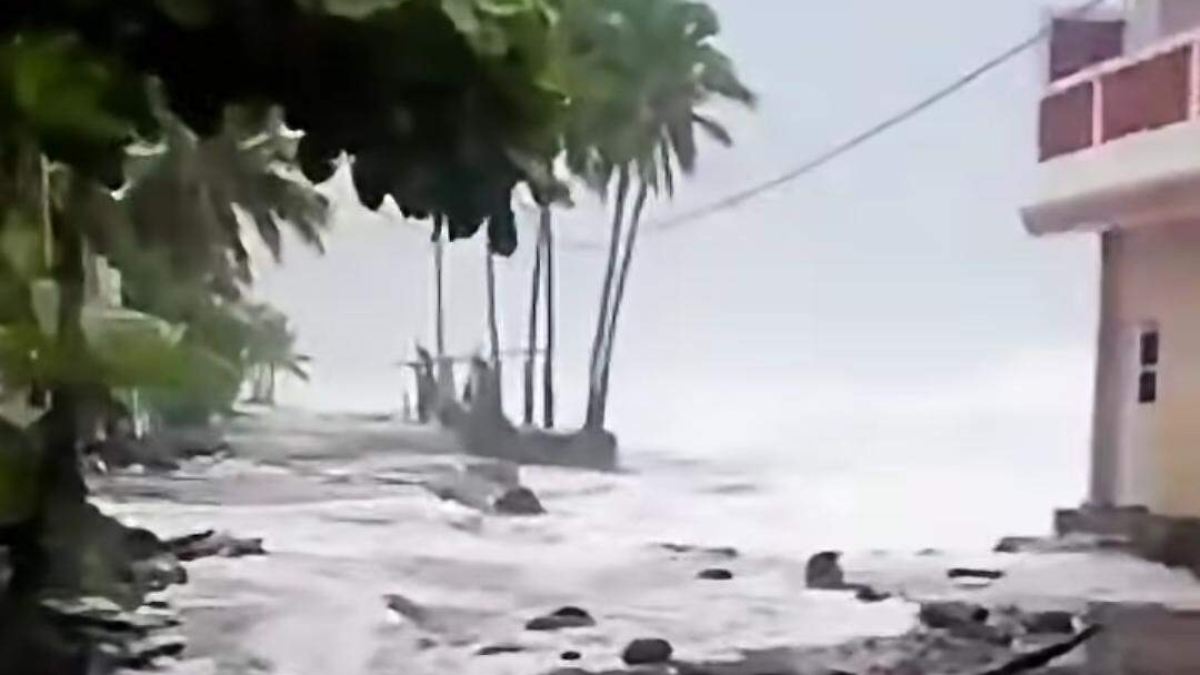 El huracán Polo golpea la costa de Colima: mar inunda Playa Paraíso