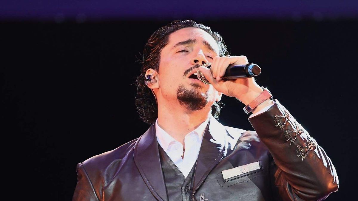 Alex Fernández conquista el Auditorio Telmex en una velada de nostalgia y romanticismo