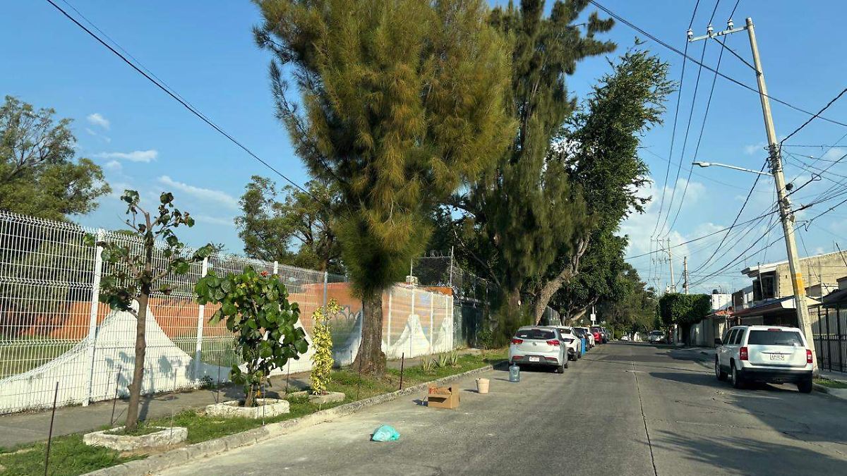 Persiste el acaparamiento de espacios de estacionamiento en los alrededores del Estadio Jalisco