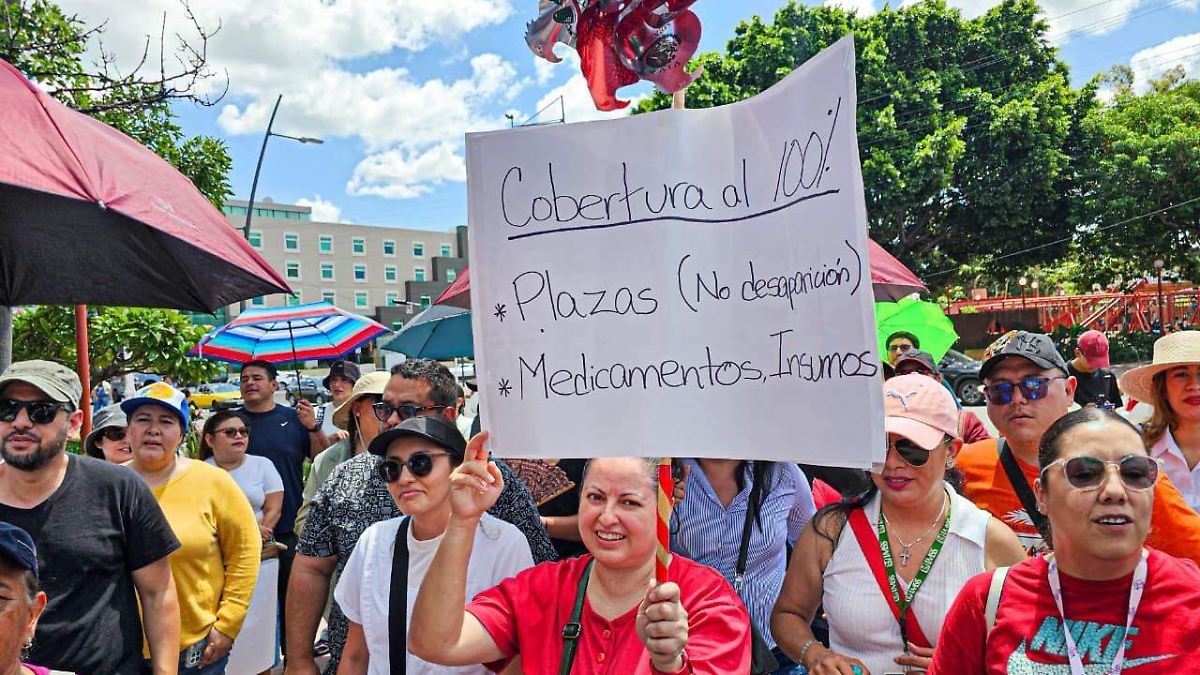 Protesta de personal del IMSS genera cierres viales en el Centro de Guadalajara