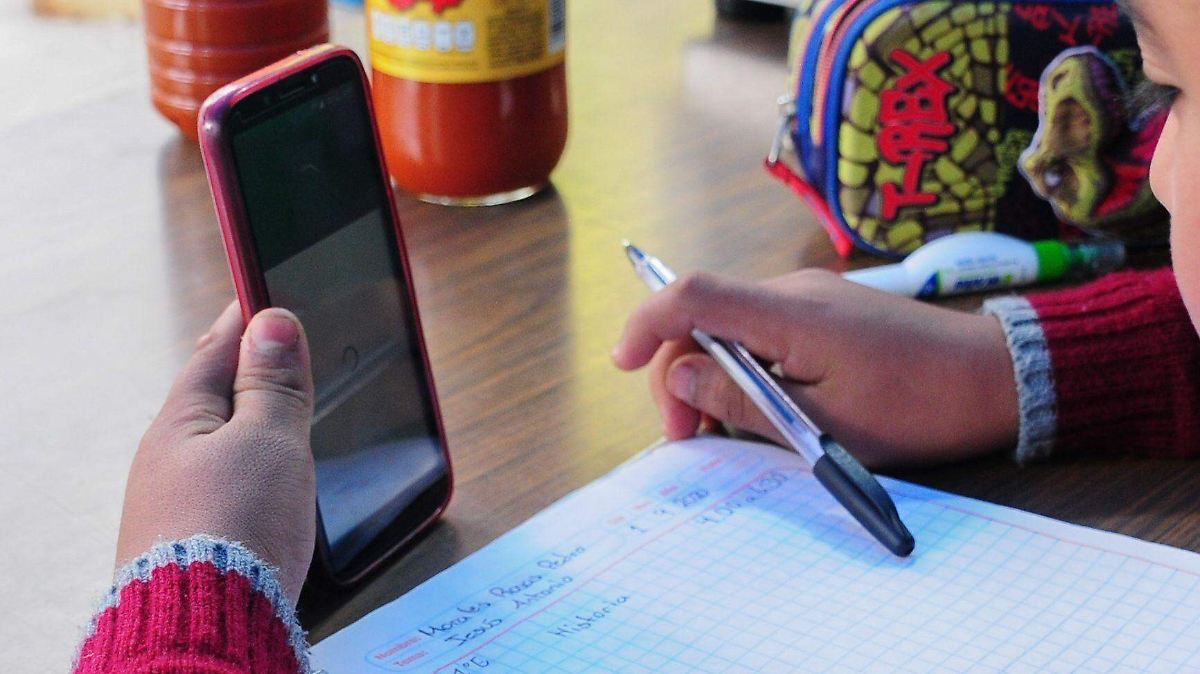 Debate sobre el uso de celulares en las aulas de Jalisco