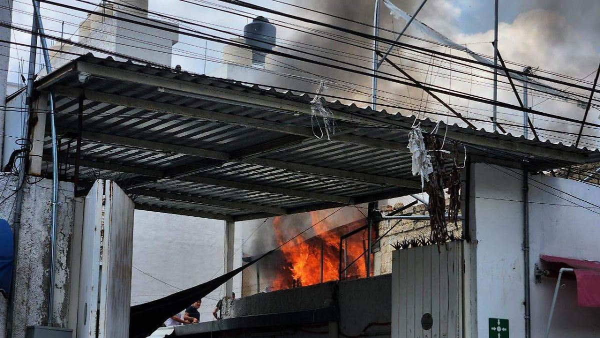 Vecinos de Zapopan combaten incendio en vivienda con cubetas de agua