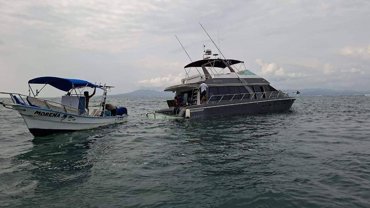 Rescatan a 12 personas tras hundimiento de yate en Puerto Vallarta
