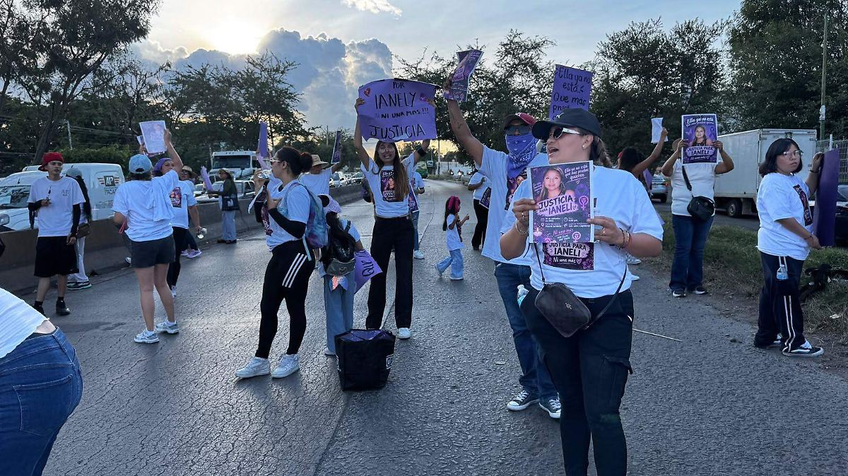 Familiares de Ianeli bloquean carretera en Tlaquepaque para exigir justicia por feminicidio