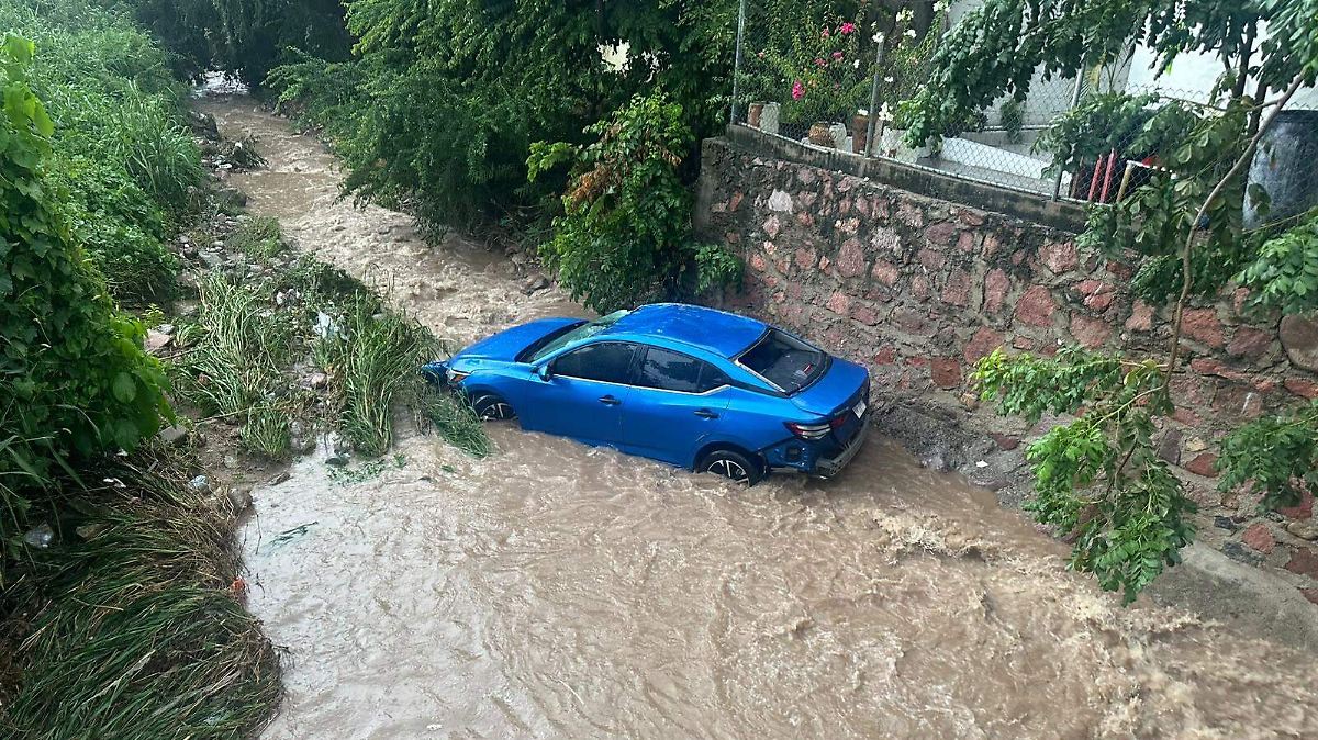 Vecinos logran heroico rescate de madre e hija tras ser arrastradas por corriente en Puerto Vallarta