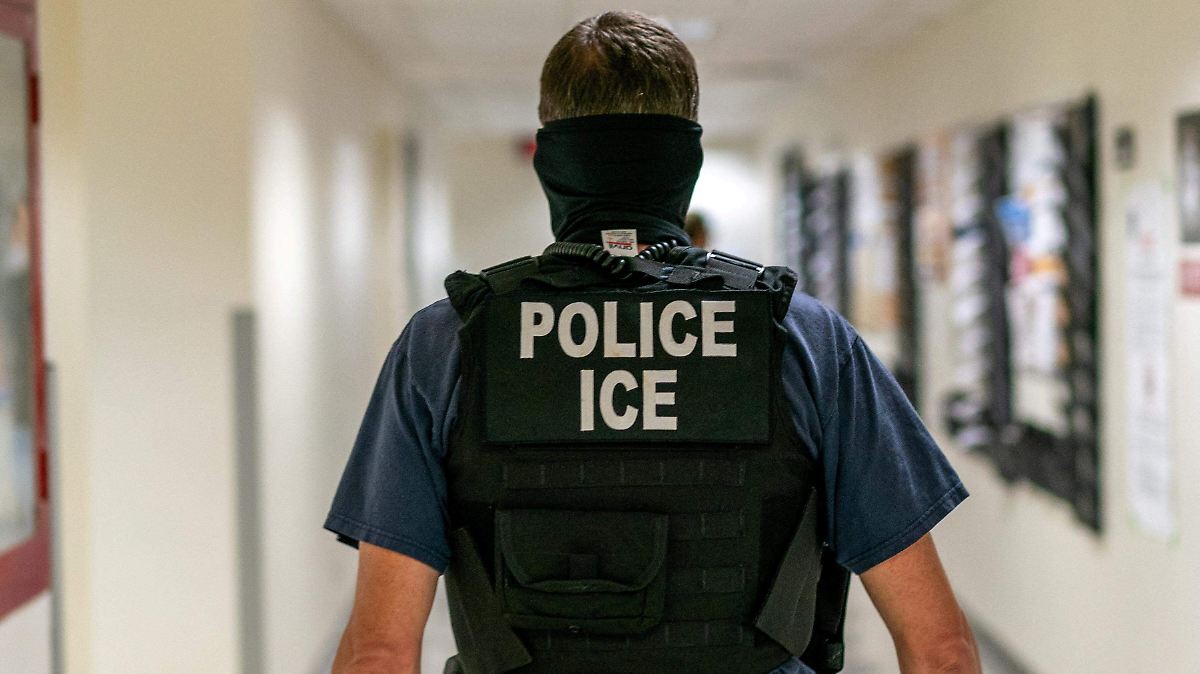 Señalan a agente del ICE por falso testimonio tras tiroteo contra migrante