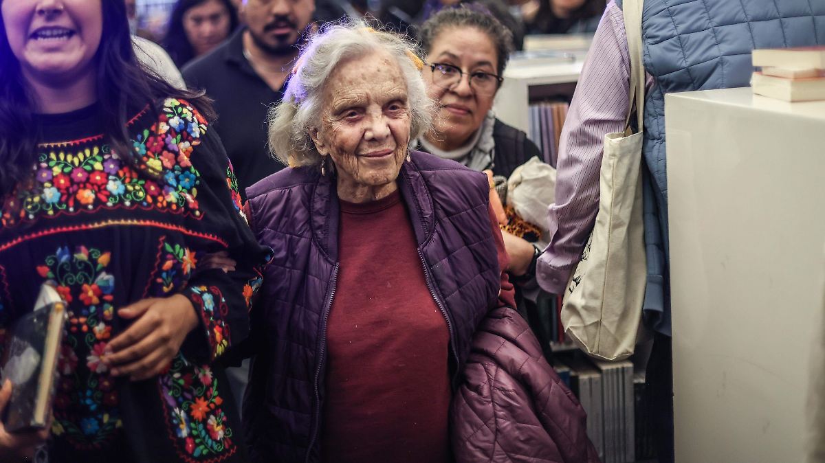 Elena Poniatowska exhorta a las mujeres a fortalecer su confianza personal